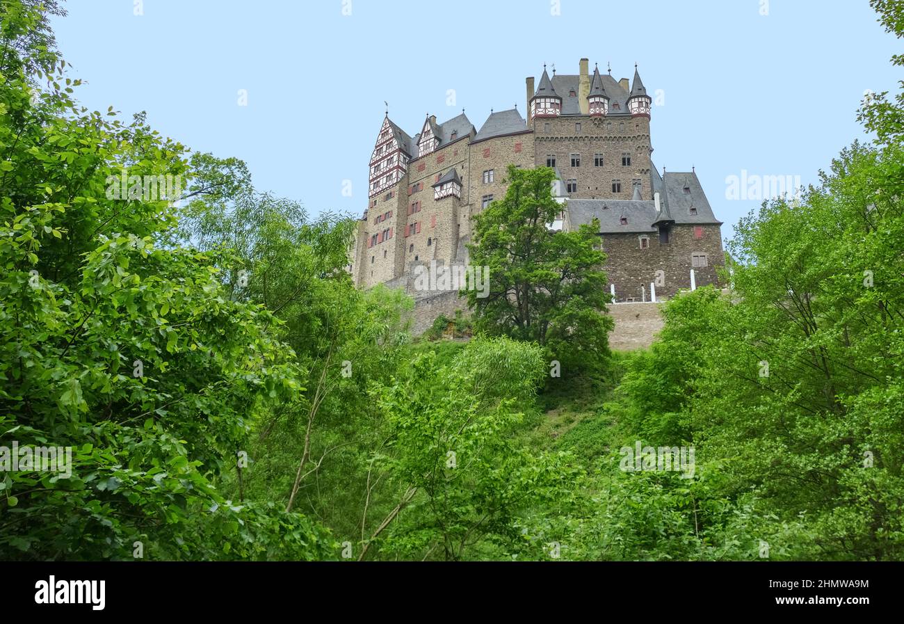 Idyllische Landschaft rund um das Schloss Eltz in Rheinland-Pfalz, Deutschland, im Sommer Stockfoto