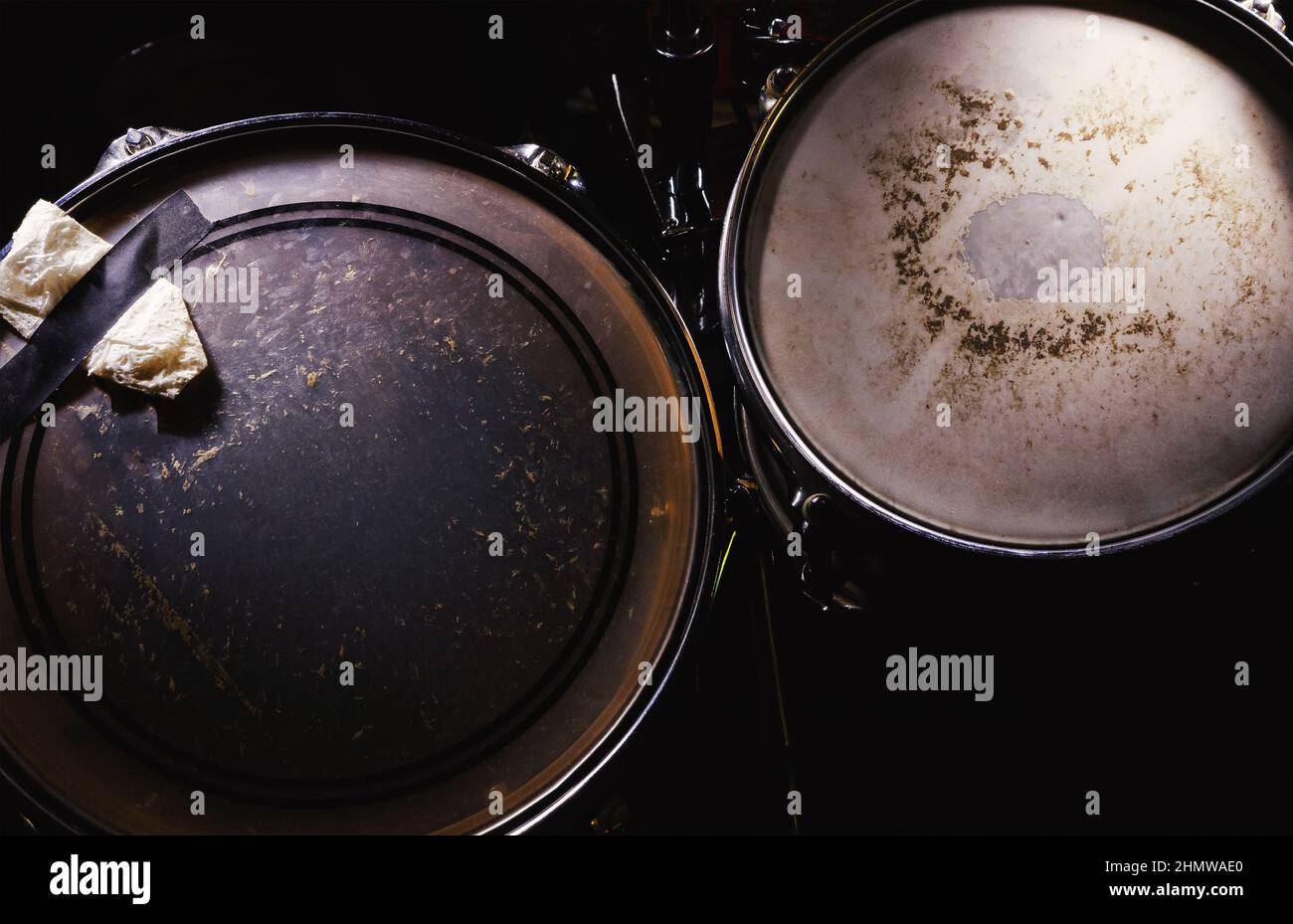 Details der Drum-Kit-Toms in dunklen, hervorgehobenen Formen, Nahaufnahme. Stockfoto