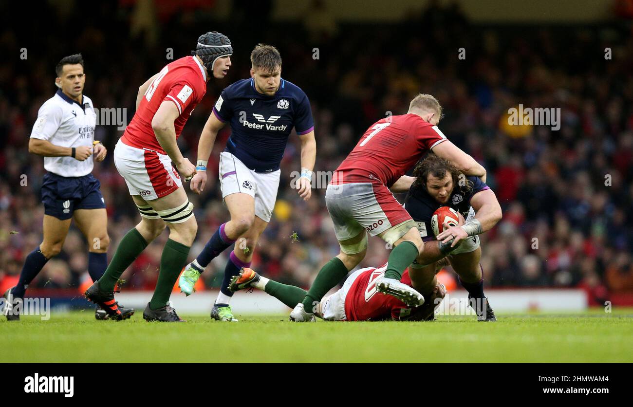 Wales' Aaron Wainwright (unten links) und Jac Morgan (oben links) bekämpfen den schottischen Pierre Schoeman während des Guinness Six Nations-Spiels im Fürstentum Stadium in Cardiff. Bilddatum: Samstag, 12. Februar 2022. Stockfoto