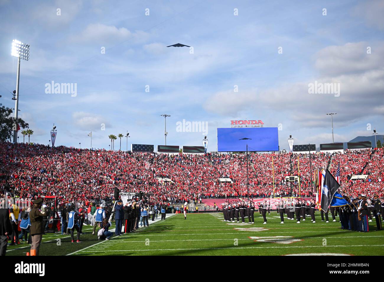Ein Northrop Grumman B-2 Spirit „Stealth Bomber“ fliegt über während des Rose Bowl Spiels zwischen den Utah Utes und den Ohio State Buckeies, Samstag, Jan. Stockfoto Ein Northrop Grumman B-2 Spirit „Stealth Bomber“ fliegt über während des Rose Bowl Spiels zwischen den Utah Utes und den Ohio State Buckeies, Samstag, Jan. Stockfoto