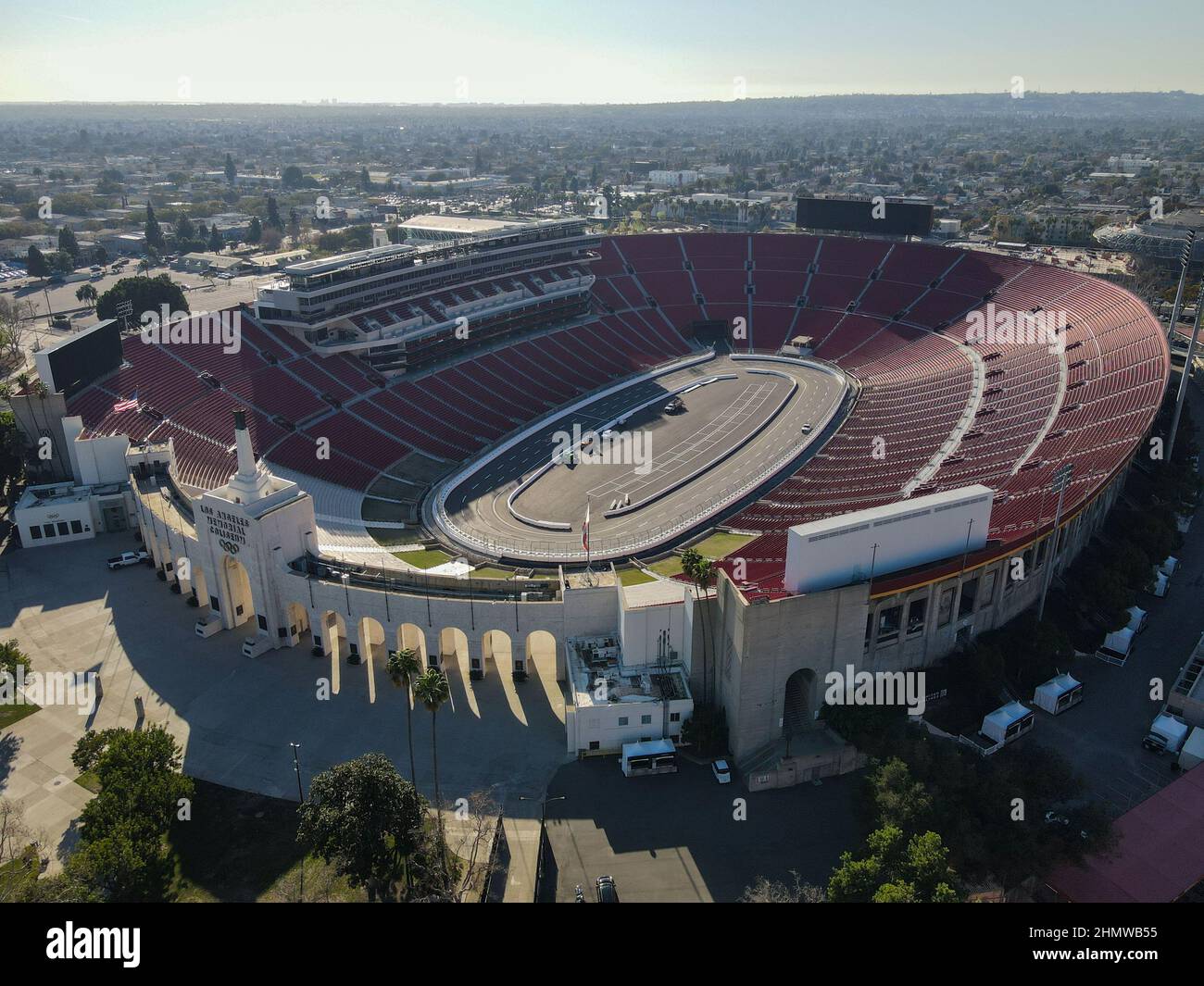Allgemeine Luftaufnahme des Baus einer NASCar-Strecke, die am Montag, den 24. Januar 2022 in Los Angeles am Los Angeles Memorial Coliseum gebaut wird. Stockfoto