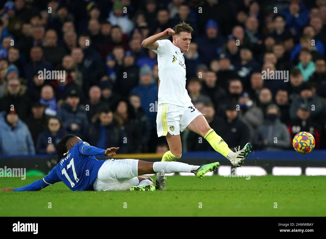 Evertons Alex Iwobi (links) und Leeds United's Leo Hjelde kämpfen während des Premier League-Spiels im Goodison Park, Liverpool, um den Ball. Bilddatum: Samstag, 12. Februar 2022. Stockfoto