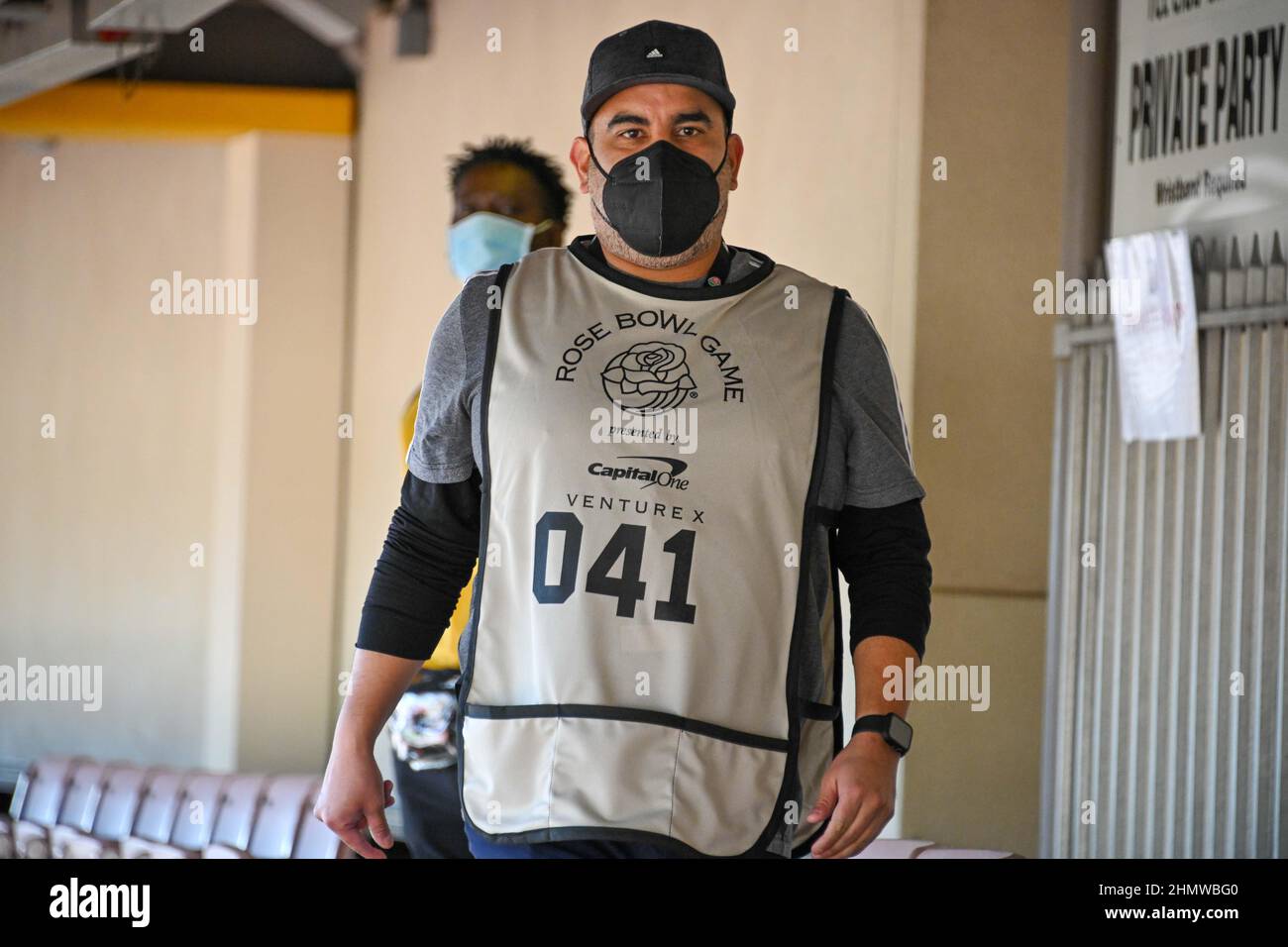 USA TODAY Sportfotograf Gary A. Vasquez trägt vor dem Rose Bowl-Spiel zwischen den Utah Utes und den Ohio State Buckeys am Samstag eine Gesichtsmaske Stockfoto