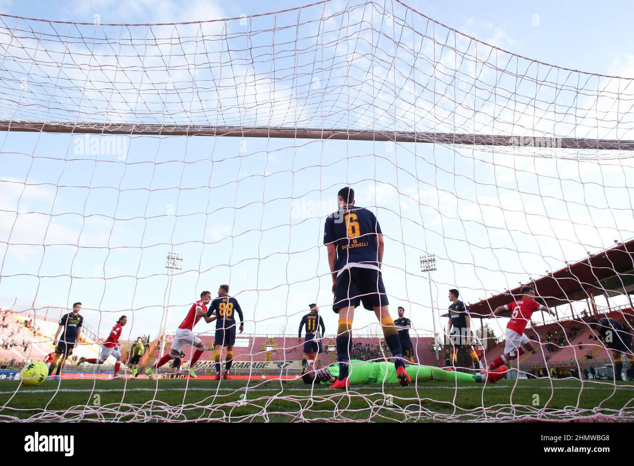 Perugia, Italien. 12th Feb, 2022. olivieri marco (n.11 perugia calcio) esulta 2-0 ravaglia federico (n.1 frosinone calcio) deluso während AC Perugia gegen Frosinone Calcio, Italienisches Fußballspiel der Serie B in Perugia, Italien, Februar 12 2022 Quelle: Independent Photo Agency/Alamy Live News Stockfoto