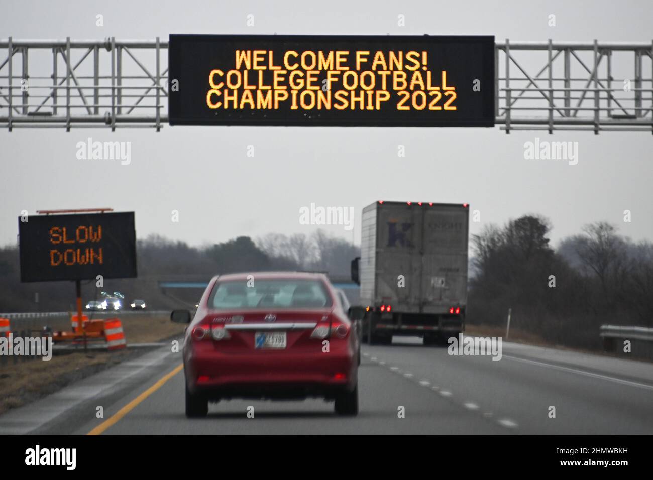 Die Beschilderung ist beleuchtet und begrüßt Fans zu den College Football National Championships am Samstag, 8. Januar 2022, in der Nähe von Indianapolis. (Dylan Stewart/Image o Stockfoto