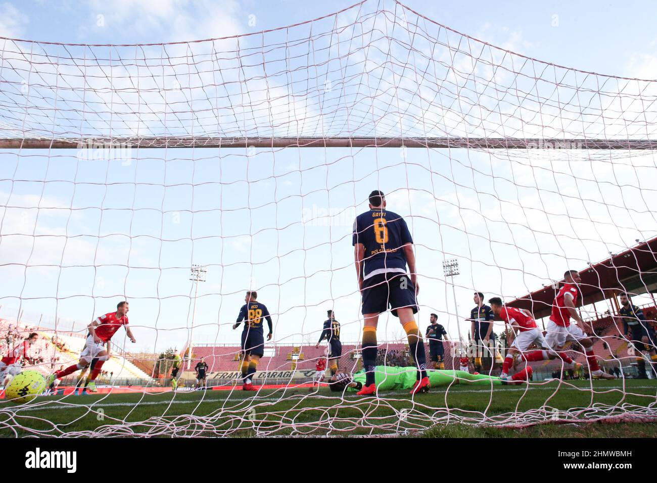 Stadio Renato Curi, Perugia, Italien, 12. Februar 2022, olivieri marco (n.11 perugia calcio) esulta 2-0 ravaglia federico (n.1 frosinone calcio) deluso während AC Perugia gegen Frosinone Calcio - Italienischer Fußball Serie B Spiel Stockfoto