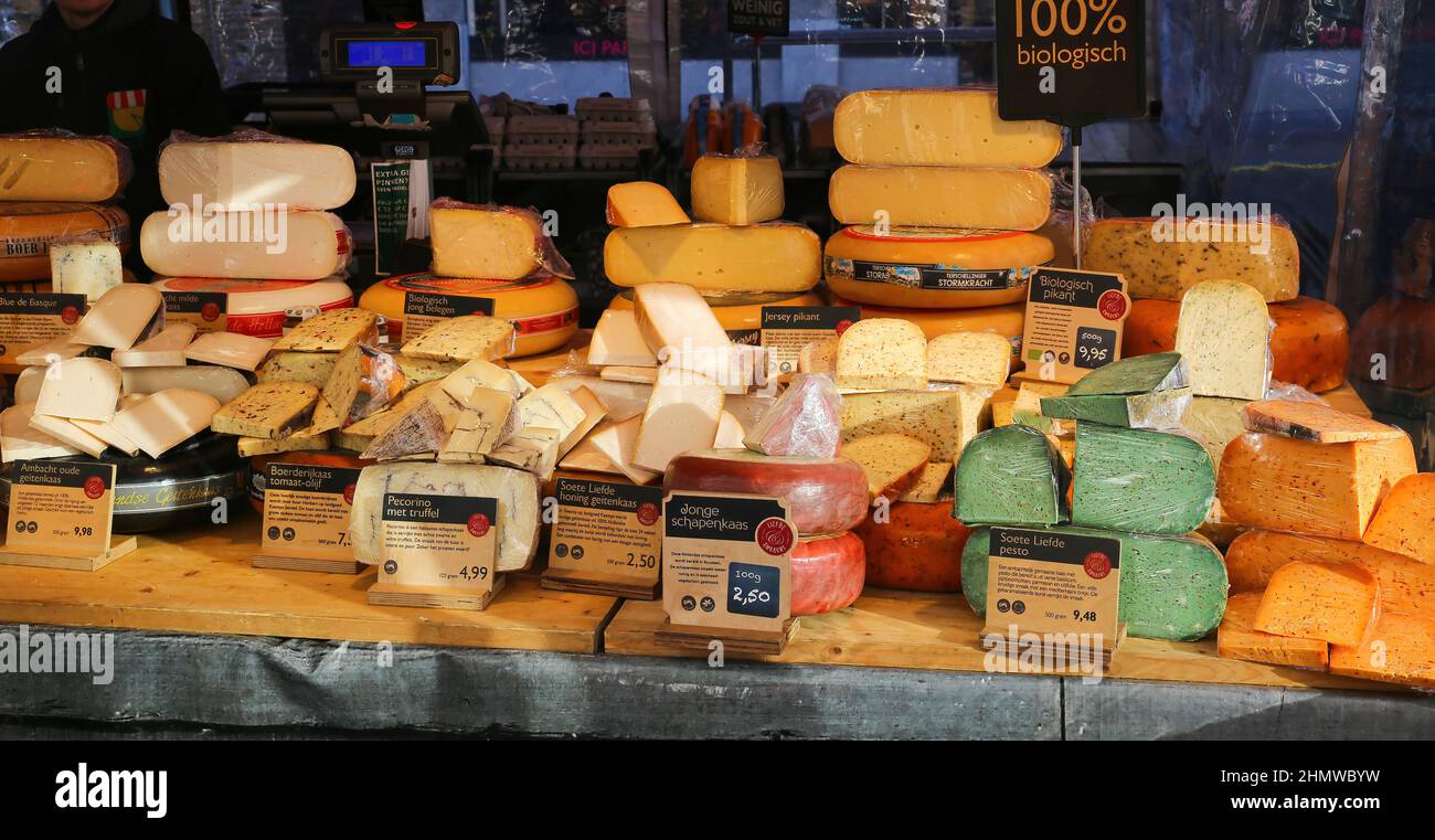 S Hertogenbosch, Niederlande - Februar 9. 2022: Blick auf Marktstand Display mit verschiedenen Sorten dutch Frischkäse Stockfoto