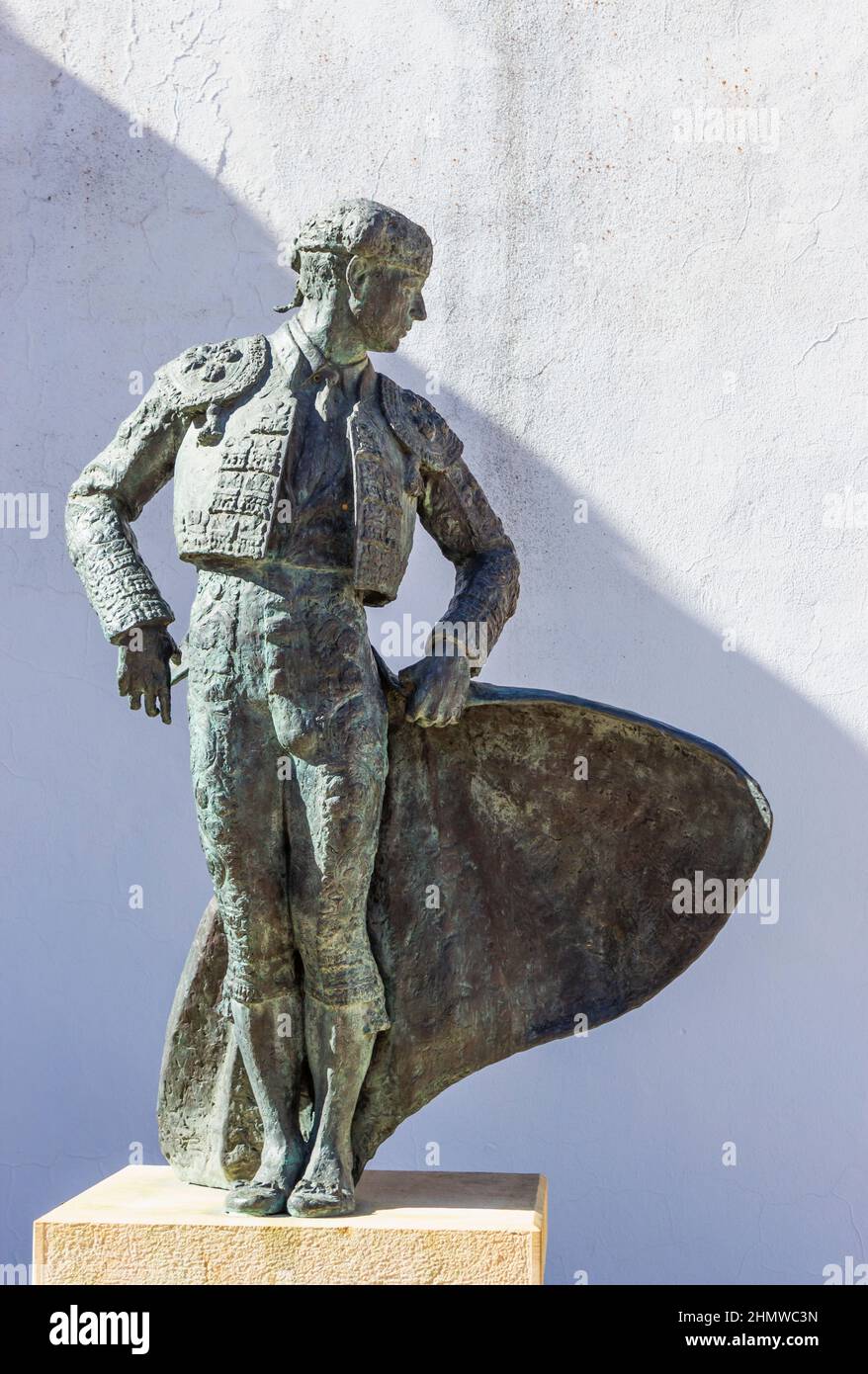 Ronda, Provinz Malaga, Andalusien, Spanien. Statue des Stierkampfes Cayetano Ordóñez y Aguilera, alias El Niño de La Palma, 1904 - 1961, außerhalb der lokalen b Stockfoto