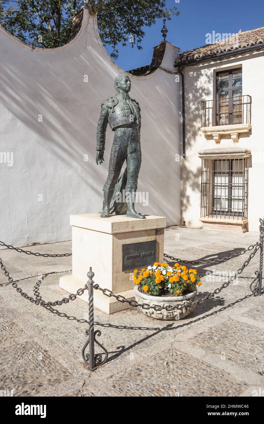 Ronda, Provinz Malaga, Andalusien, Spanien. Statue des Stierkampfes Antonio Ordóñez Araujo, 1932 - 1998, vor der örtlichen Stierkampfarena. Stockfoto