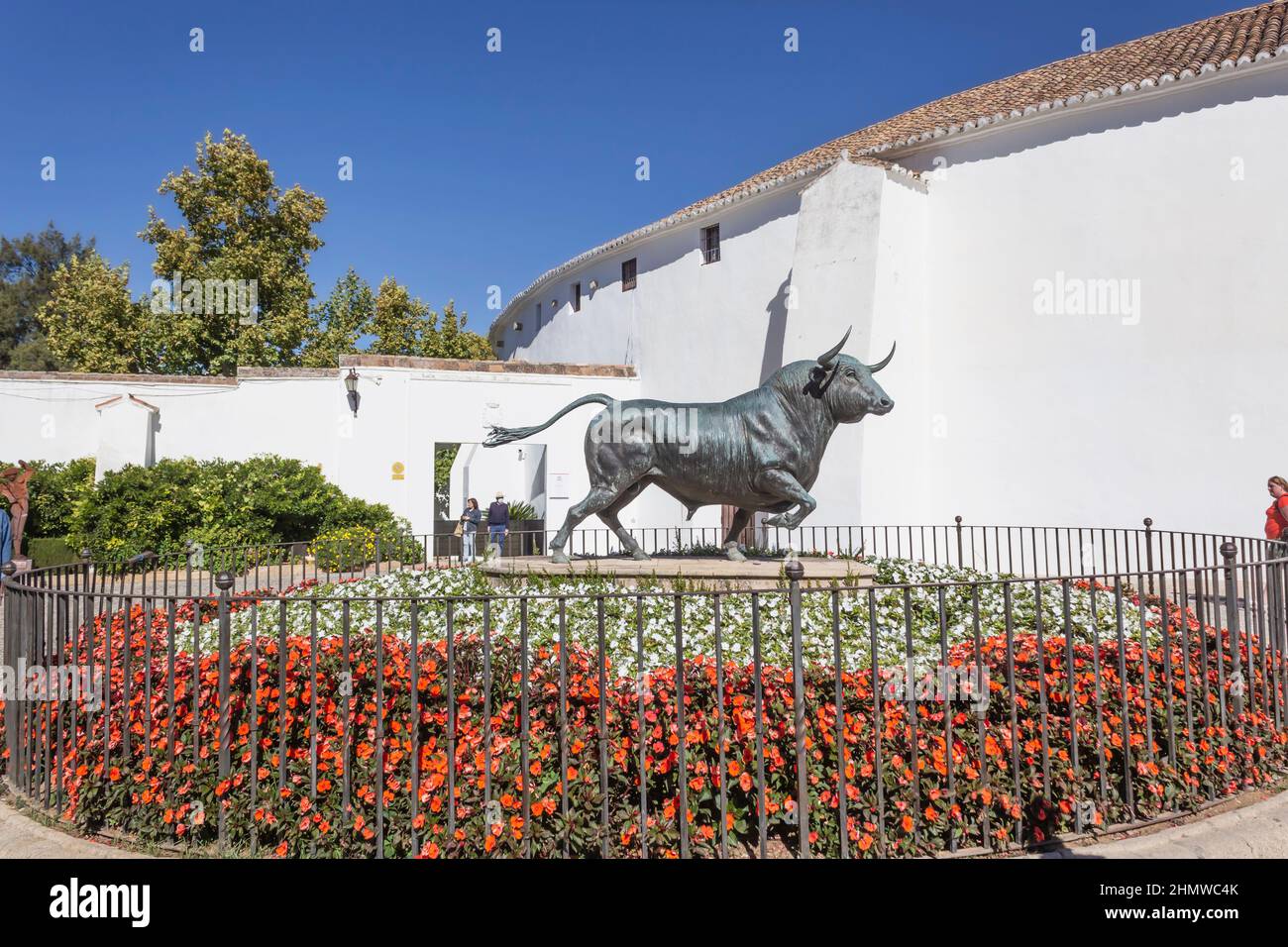 Ronda, Provinz Malaga, Spanien. Bronzestatue eines kämpfenden Stiers, modelliert von Nacho Martin. Stockfoto
