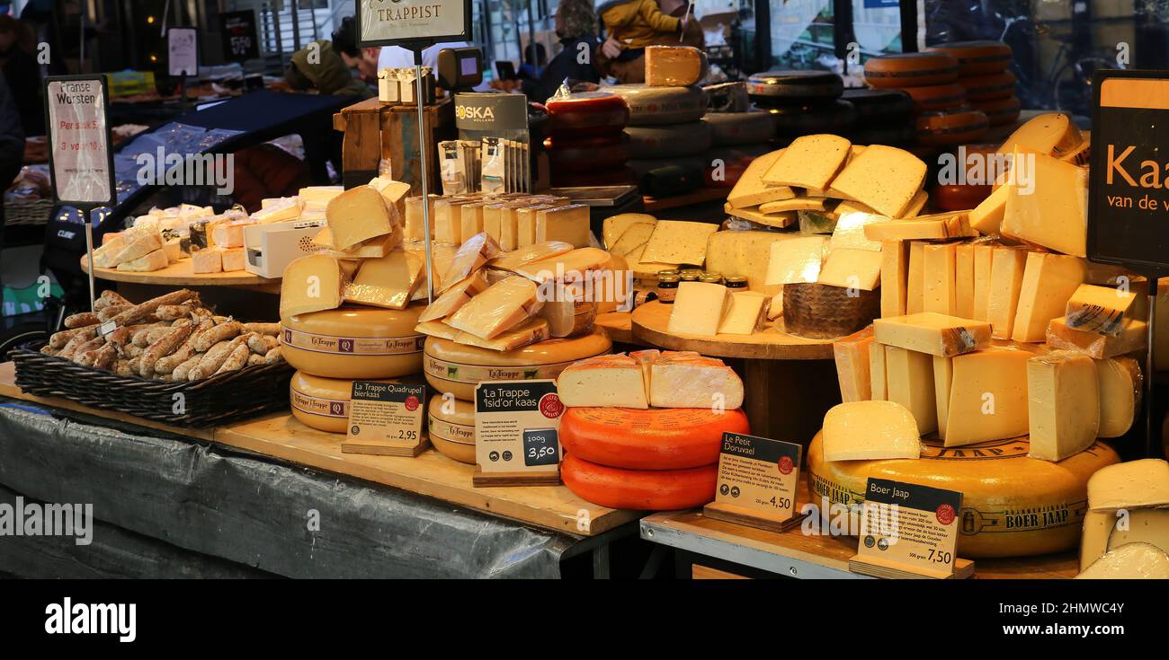 S Hertogenbosch, Niederlande - Februar 9. 2022: Blick auf Marktstand Display mit verschiedenen Sorten dutch Frischkäse Stockfoto
