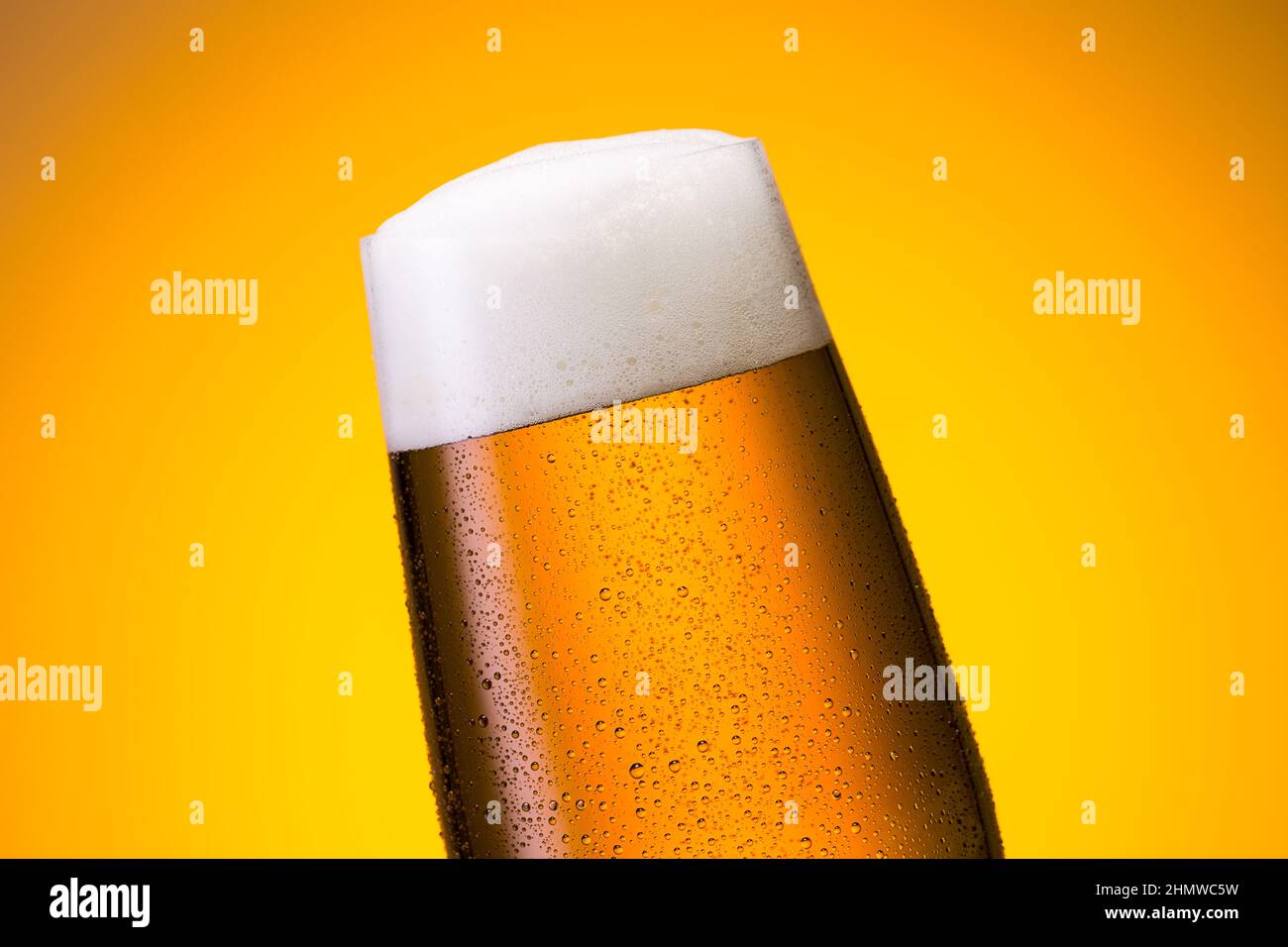 Deutsches Bierglas mit Schaum und Tropfen Stockfoto