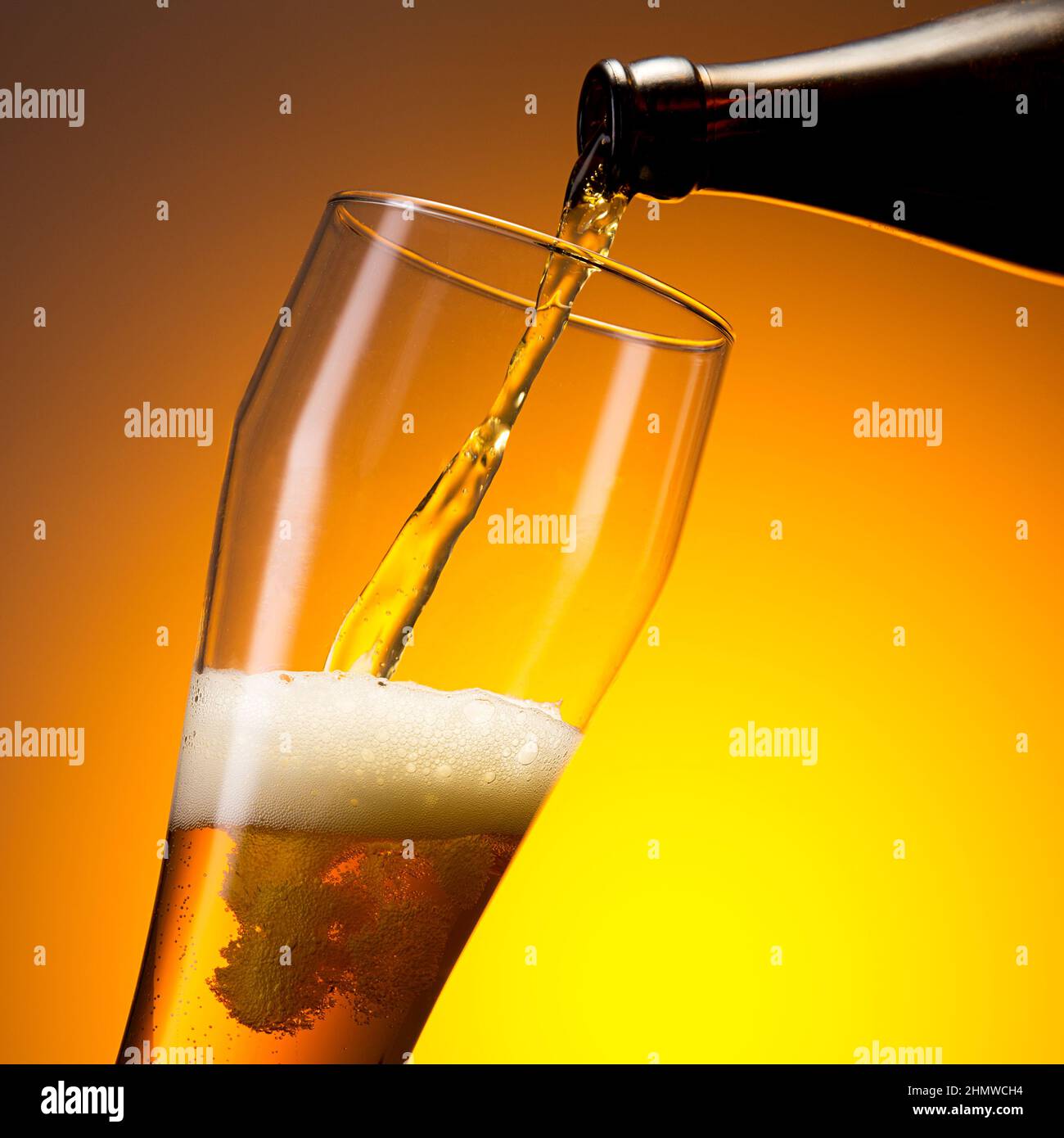 Weizenbier in ein Glas gießen Stockfoto