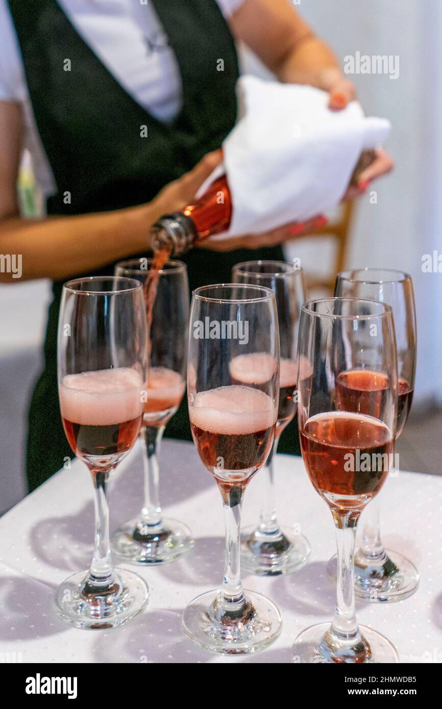 Rosenperlwein in Schaumweingläsern serviert Stockfoto