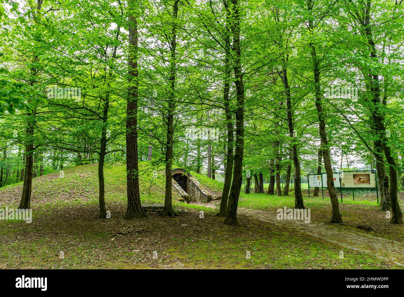 Antiker Tumulus auf einer Ausstellung für Besucher. Stockfoto