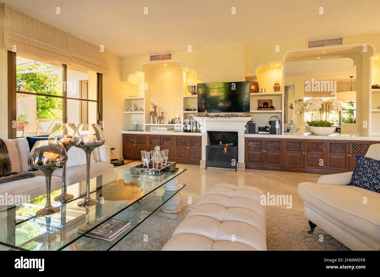 Blick auf einen Tisch vor einem Kamin in einer Villa an der costa del sol Stockfoto