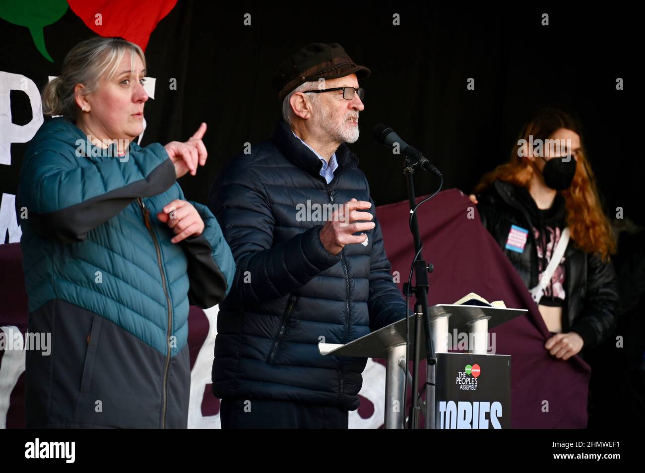 London, Großbritannien. 12th. Februar 2022. London, Großbritannien. Jeremy Corbyn wandte sich an die Demonstranten. Demonstration der Volksversammlung gegen den Anstieg der Lebenshaltungskosten mit steigenden Energiekosten, die viel Besorgnis und Groll gegen Boris Johnson und die Tory-Regierung, Parliament Square und Westminster hervorrufen. Kredit: michael melia/Alamy Live Nachrichten Stockfoto