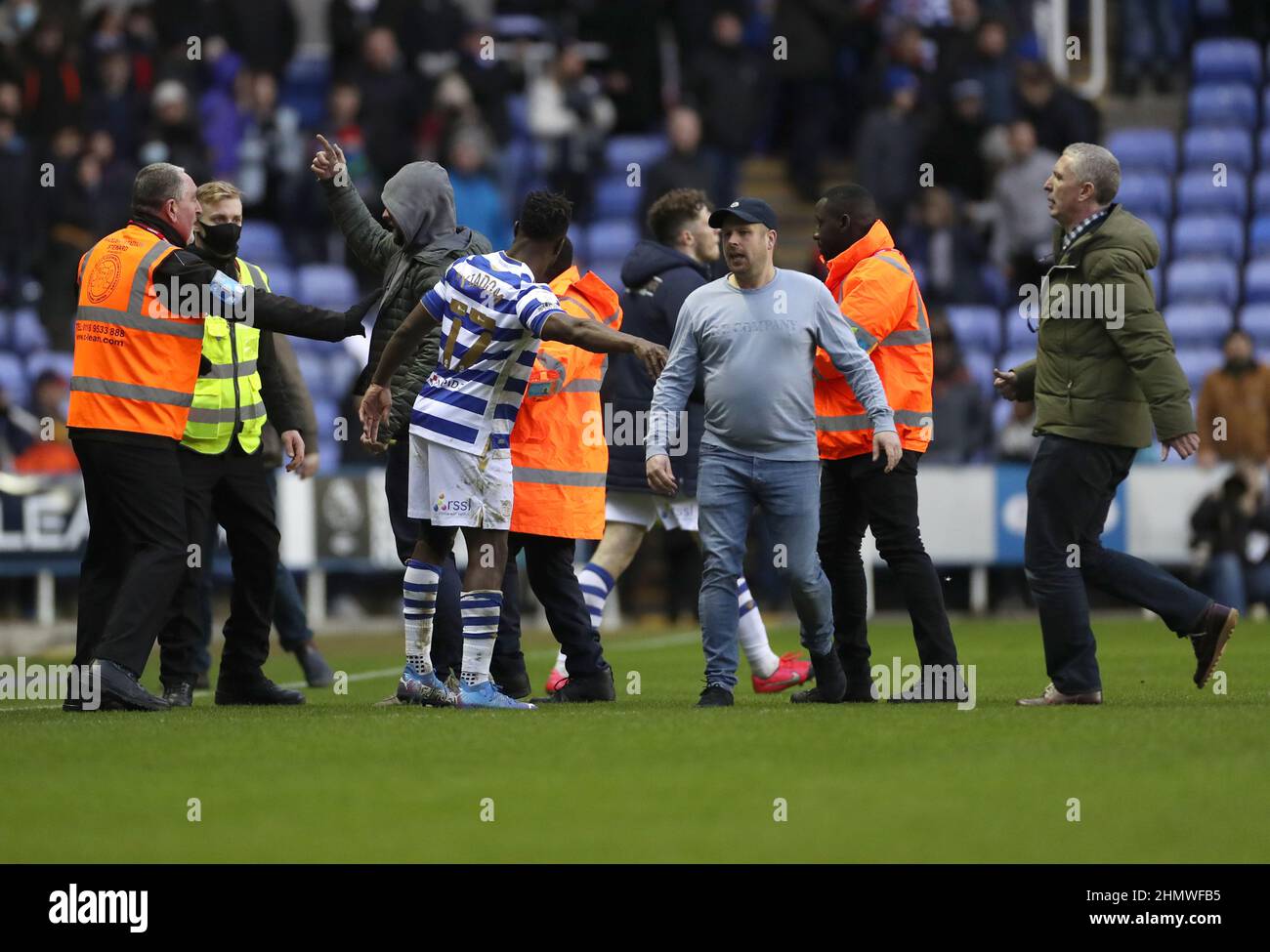 Leserfans stürmen den Platz nach dem letzten Pfiff des Sky Bet Championship-Spiels im Select Car Leasing Stadium, Reading. Bilddatum: Samstag, 12. Februar 2022. Stockfoto