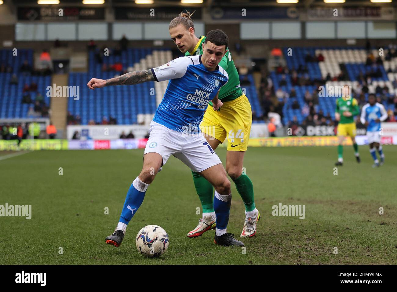 PETERBOROUGH, GROSSBRITANNIEN. FEBRUAR 12TH. Oliver Norburn von Peterborough United und Brad Potts von Preston North End kämpfen während des Sky Bet Championship-Spiels zwischen Peterborough United und Preston North End im Weston Homes Stadium, Peterborough, am Samstag, 12th. Februar 2022 um den Ball. (Kredit: James Holyoak | MI News) Kredit: MI Nachrichten & Sport /Alamy Live News Stockfoto