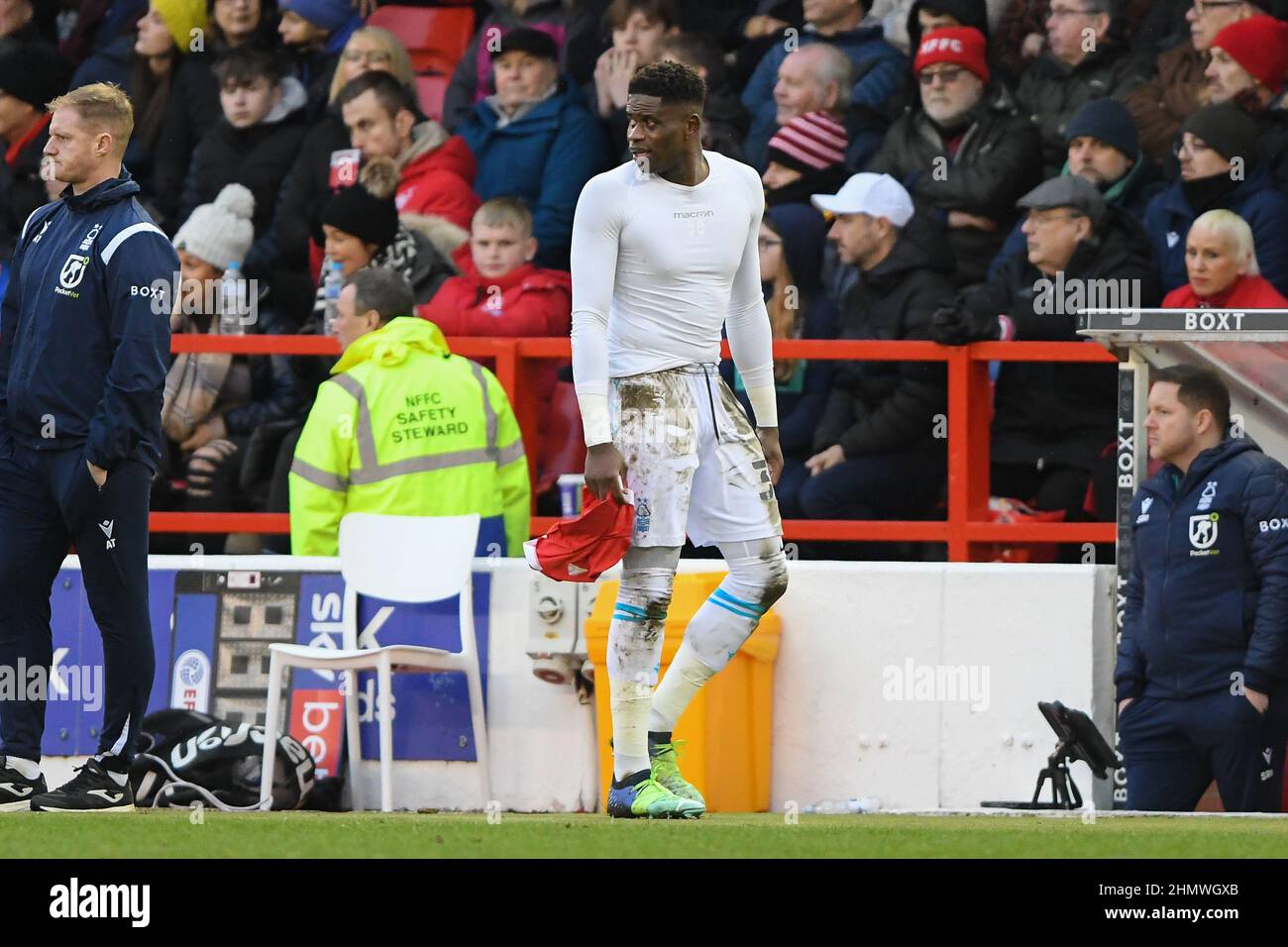 NOTTINGHAM, GROSSBRITANNIEN. FEB 12th Torhüter Brice Samba aus Nottingham Forest schaut nach dem Vorzeigen einer Spielkarte während des Sky Bet Championship-Spiels zwischen Nottingham Forest und Stoke City am City Ground, Nottingham, am Samstag, 12th. Februar 2022. (Kredit: Jon Hobley | MI News) Kredit: MI Nachrichten & Sport /Alamy Live News Stockfoto