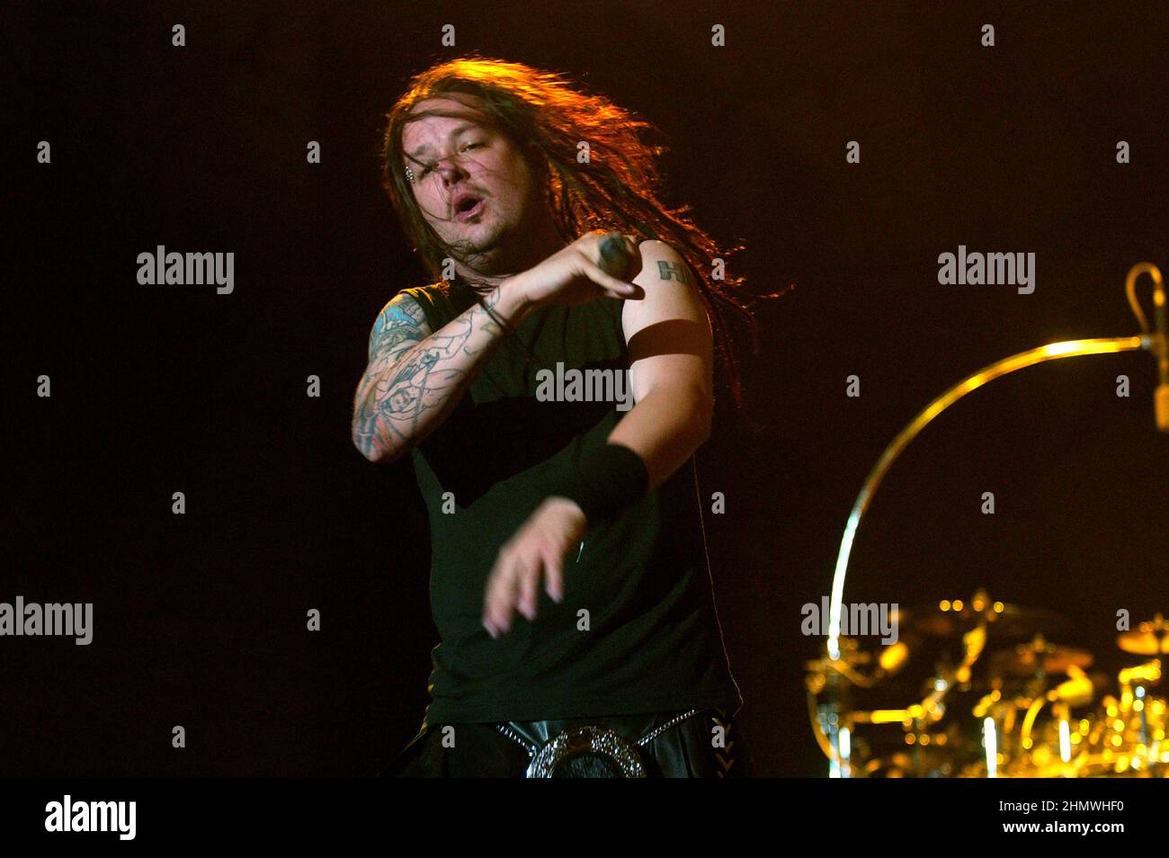 Bologna Italien 2004-06-12 : Live-Konzert der Korn beim Flippaut Festival, der Sänger Jonathan Davis während des Konzerts Stockfoto Bologna Italien 2004-06-12 : Live-Konzert der Korn beim Flippaut Festival, der Sänger Jonathan Davis während des Konzerts Stockfoto