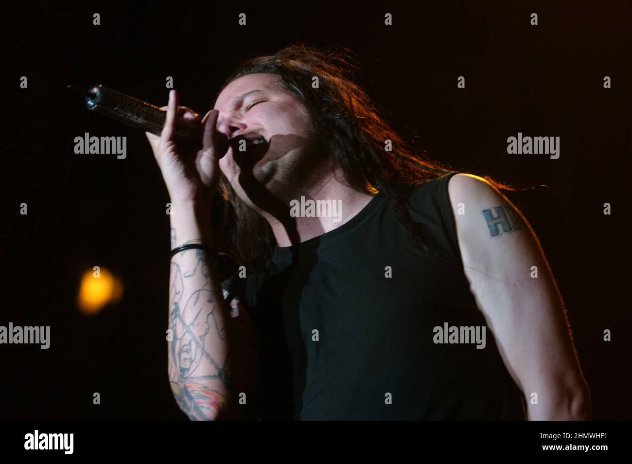 Bologna Italien 2004-06-12 : Live-Konzert der Korn beim Flippaut Festival, der Sänger Jonathan Davis während des Konzerts Stockfoto Bologna Italien 2004-06-12 : Live-Konzert der Korn beim Flippaut Festival, der Sänger Jonathan Davis während des Konzerts Stockfoto