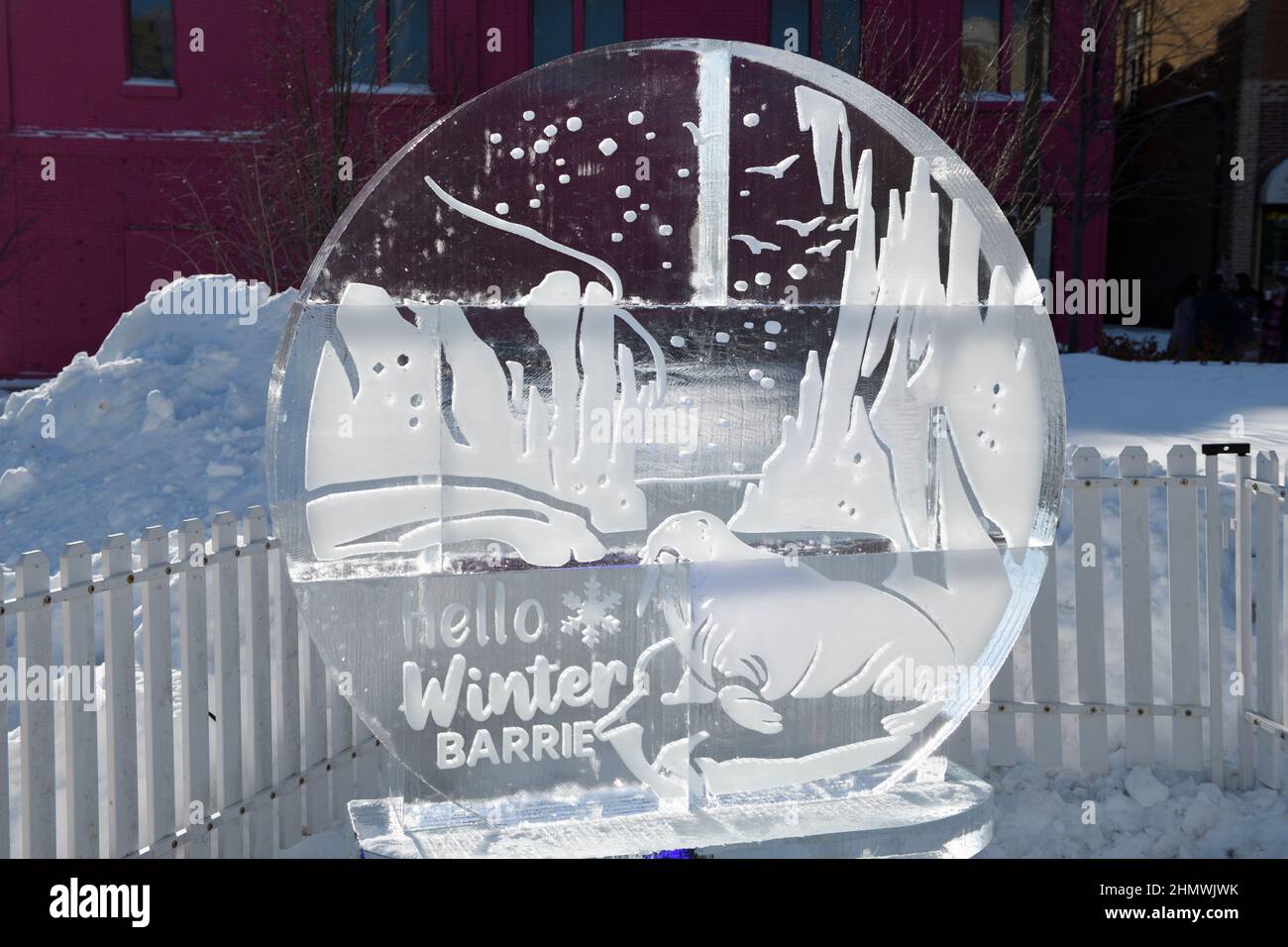 Hello Winter Barrie Logo mit Walrus Eisskulptur am Meridian Place in der Innenstadt von Barrie für das Winterfest 2022 Stockfoto