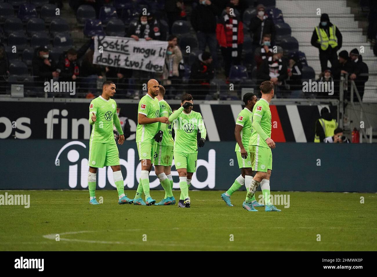 12. Februar 2022, Deutsche Bank Park, Frankfurt, GER, 1st FBL, Eintracht Frankfurt vs VfL Wolfsburg, DFL-Vorschriften verbieten die Verwendung von Fotografien als Bildsequenzen und/oder quasi-Video. Im Bild John Anthony Brooks (Wolfsburg), Renato Steffen (Wolfsburg), Ridle Baku (Wolfsburg) Stockfoto