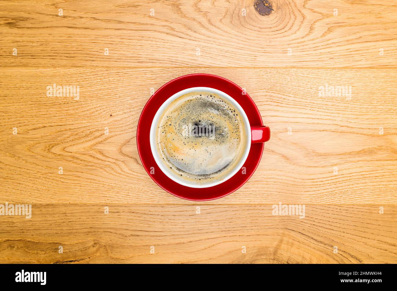 Kaffeetasse auf Holztisch Stockfoto