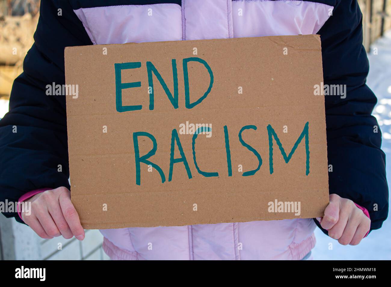 Handhaltend Karton mit Ende Rassismus Text. Frau protestiert gegen Rassismus. Stockfoto