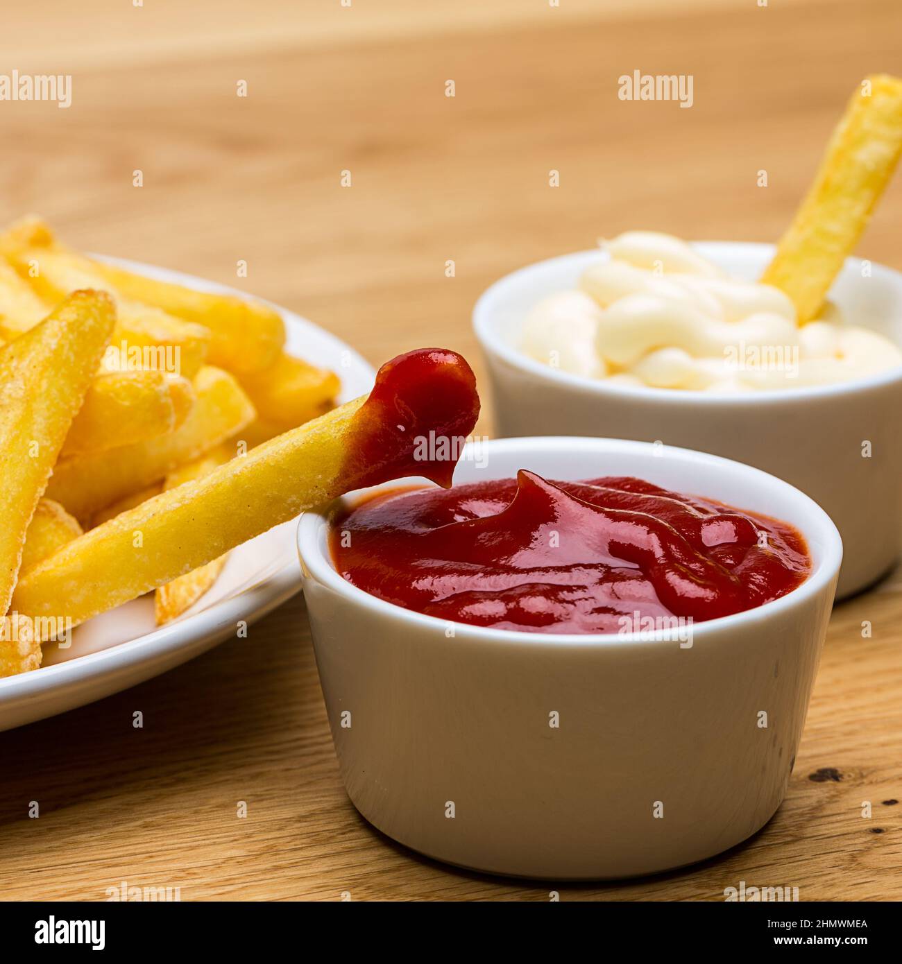 Pommes mit Ketchup und Mayonnaise Stockfoto