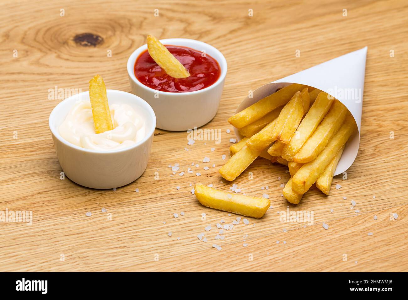 Pommes-Pommes-Beutel mit Ketchup und Mayonnaise Stockfoto