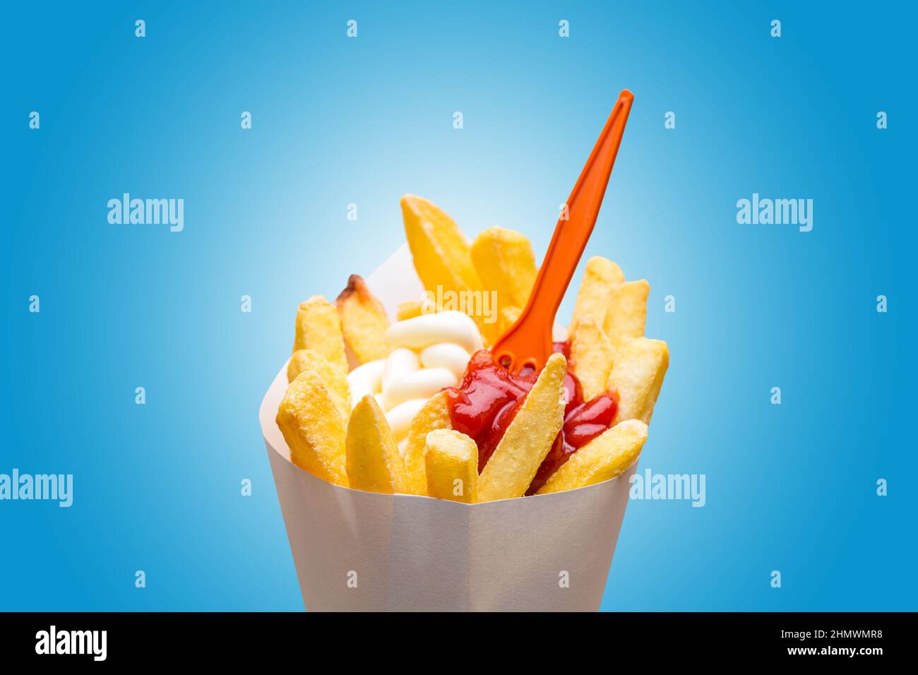 Holländische Pommes mit Mayonnaise und Ketchup Stockfoto