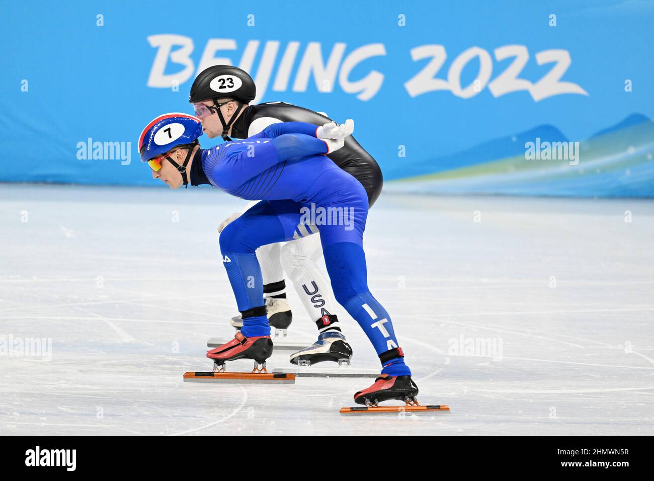Pietro Sighel (ITA) #7Ryan Pivirotto (USA) #23, 5. FEBRUAR 2022 - Short Track Mixed Team Relay Halbfinale während des Olympischen Winterspiels 2022 in Peking Stockfoto