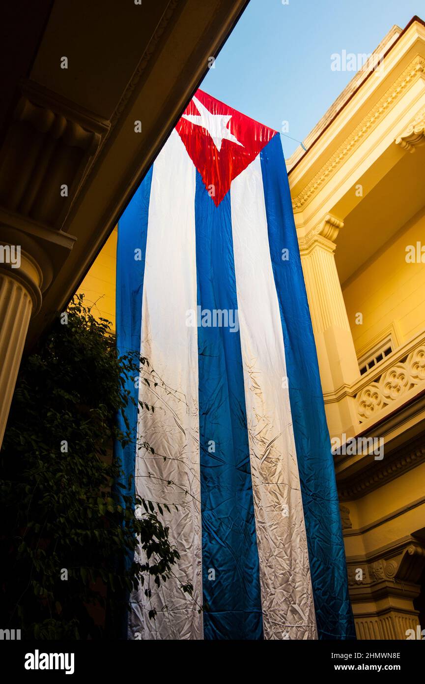 Große kubanische Flagge hängt in den Büros von CENESEX, einer Organisation für die Gleichberechtigung der LGBTQ nach dem Tod des kubanischen Führers Fidel Castro in Havanna, Kuba. Stockfoto