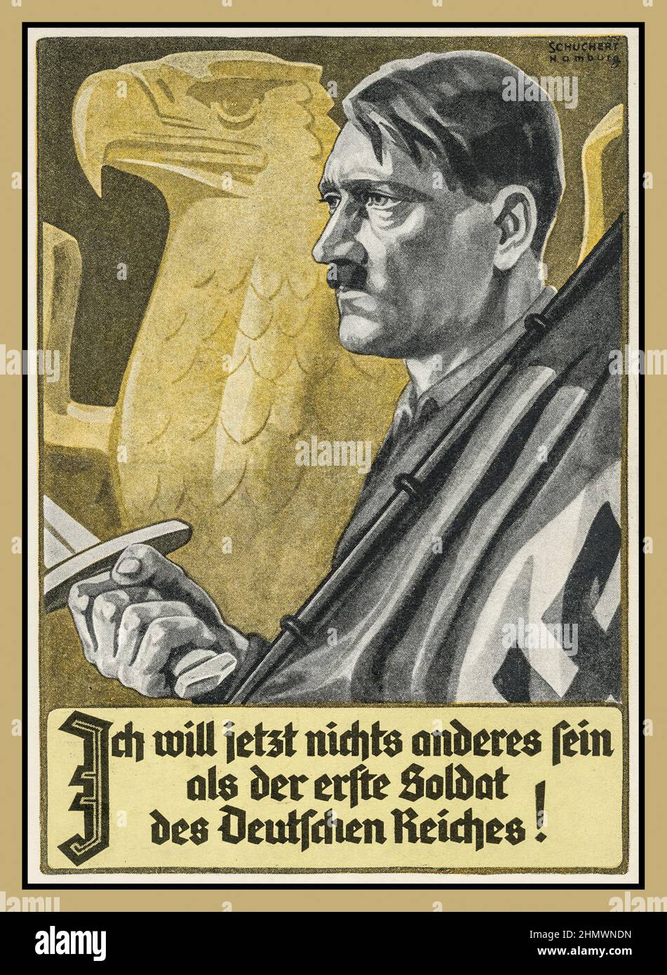 1930s Nazi-Propaganda-Plakatkarte mit Adolf Hitler mit Schwert und Hakenkreuzflagge mit deutschem Adler hinter dem Rücken 'ich will jetzt nichts anderes fein als der erfte soldat des deutschen reichs' 'Ich will jetzt nichts anderes sein als der erste Soldat des deutschen Reichs' Stockfoto