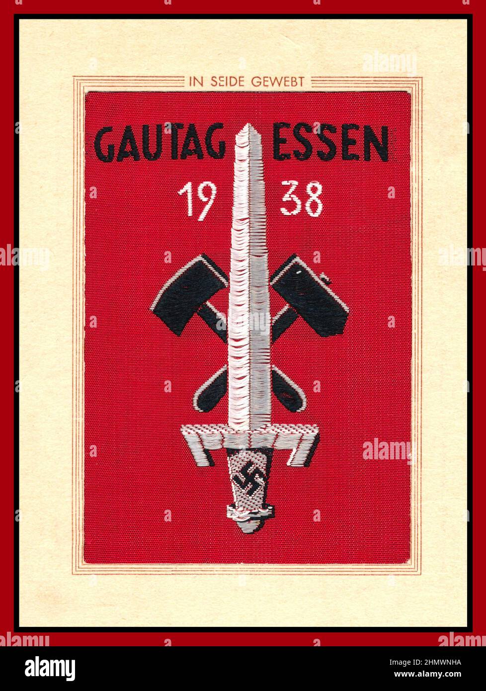 Nazi-Propaganda' in seide gewebt' in Seide gewebt 'Guten Tag in Essen 1938 mit Schwert gekreuzten Hämmern und Hakenkreuzsymbol Einladungskarte Stockfoto