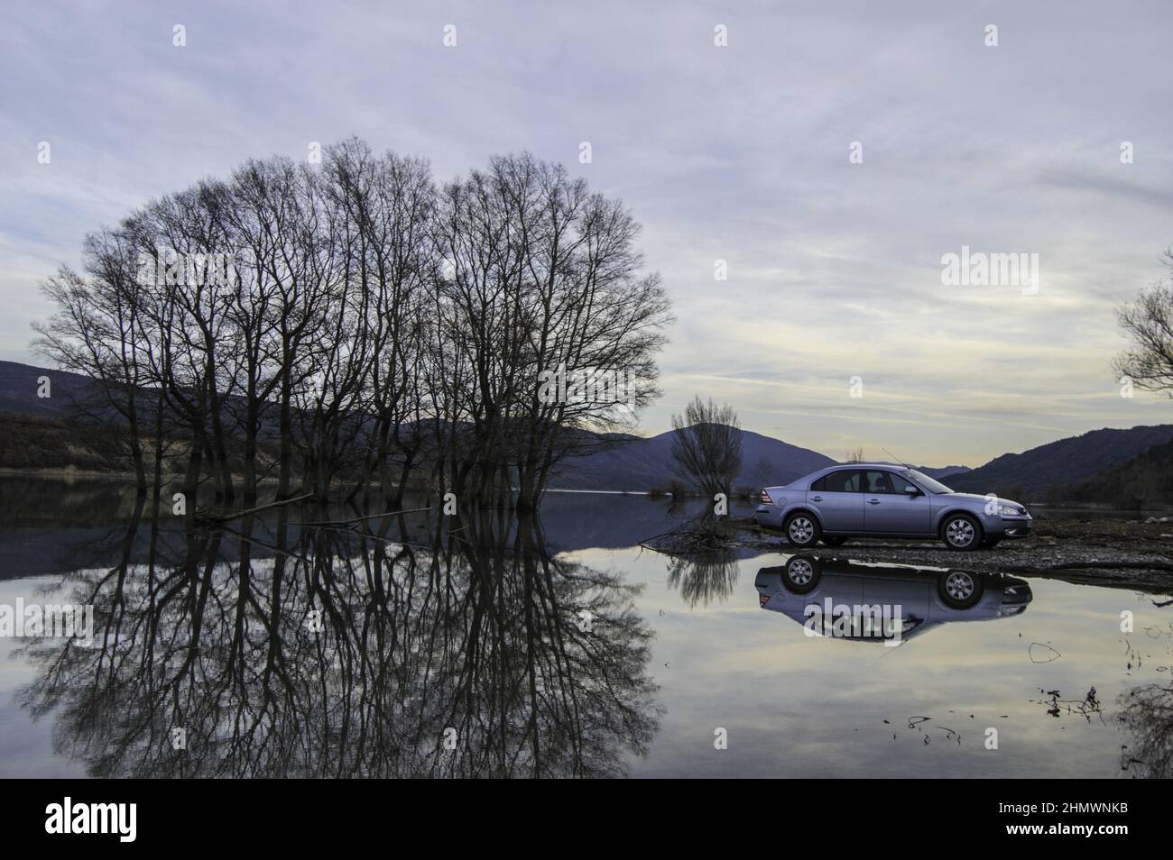 Nahaufnahme des weichen blauen Ford Mondeo MK3 Reisewagens Stockfotografie  - Alamy