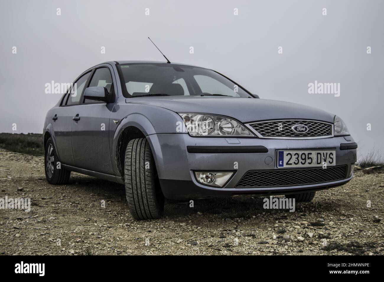 Nahaufnahme des weichen blauen Ford Mondeo MK3 Reisewagens