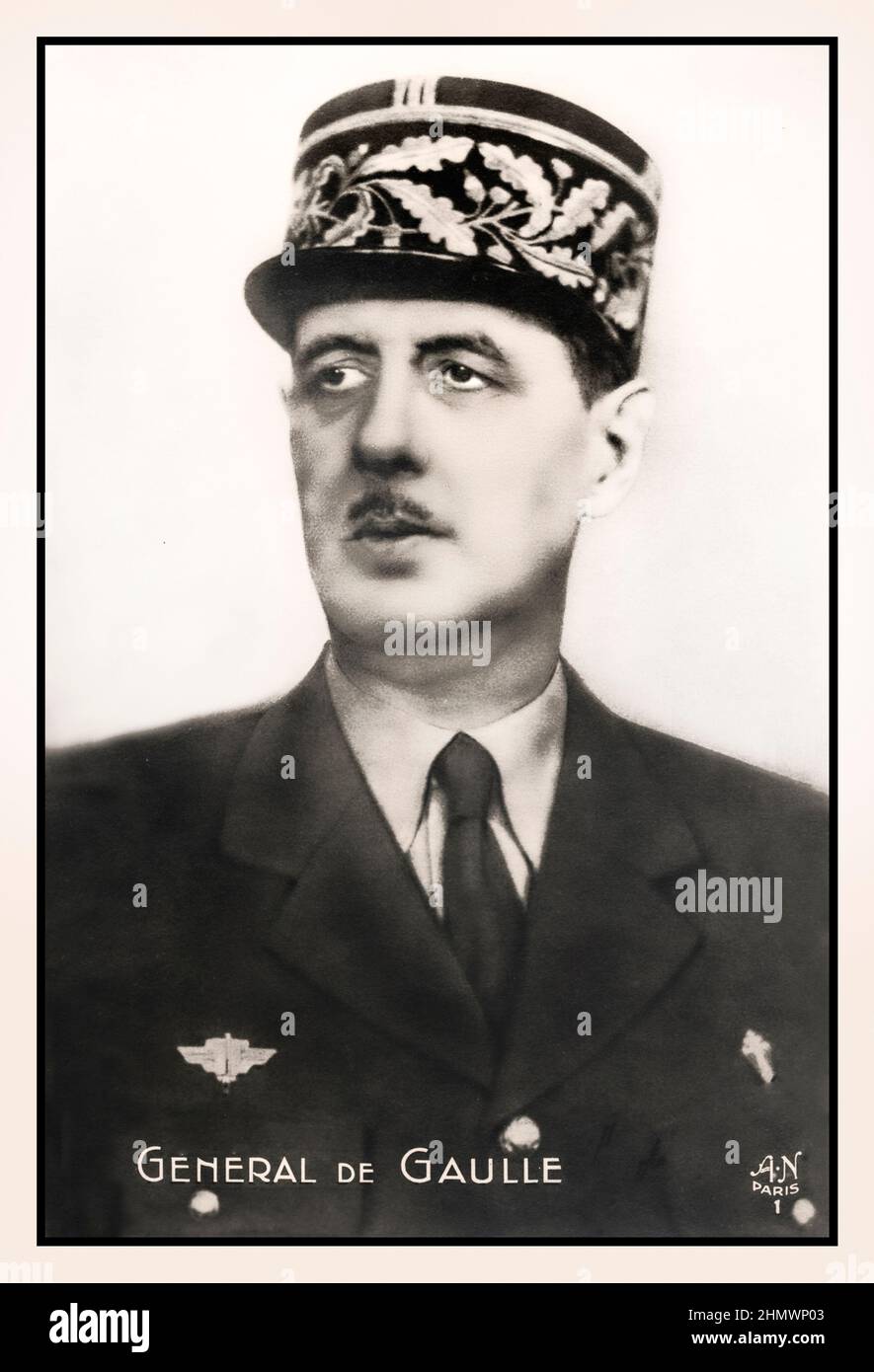 GENERAL de GAULLE Charles André Joseph Marie de Gaulle war ein französischer Armeeoffizier und Staatsmann, der im Zweiten Weltkrieg das Freie Frankreich gegen Nazi-Deutschland führte und von 1944 bis 1946 den Vorsitz der Provisorischen Regierung der Französischen Republik führte, um die Demokratie in Frankreich wiederherzustellen. Stockfoto