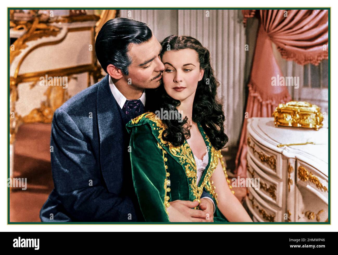 VOM WIND WEG VIVIAN LEIGH & CLARK GABLE STUDIO STILL. Gone with the Wind ein epischer historischer Romantikfilm aus dem Jahr 1939, der nach dem Roman von Margaret Mitchell aus dem Jahr 1936 adaptiert wurde. Produziert von David O. Selznick Selznick International Pictures von Victor Fleming. Vor dem Hintergrund des amerikanischen Bürgerkriegs und der Ära des Wiederaufbaus im Süden Amerikas erzählt der Film die Geschichte von Scarlett O'Hara (dargestellt von Vivien Leigh), der willensstarken Tochter eines Plantagenbesitzers in Georgia, nach ihrer romantischen Verfolgung von Ashley Wilkes (Leslie Howard), Der mit seinem Cousin verheiratet ist. Stockfoto