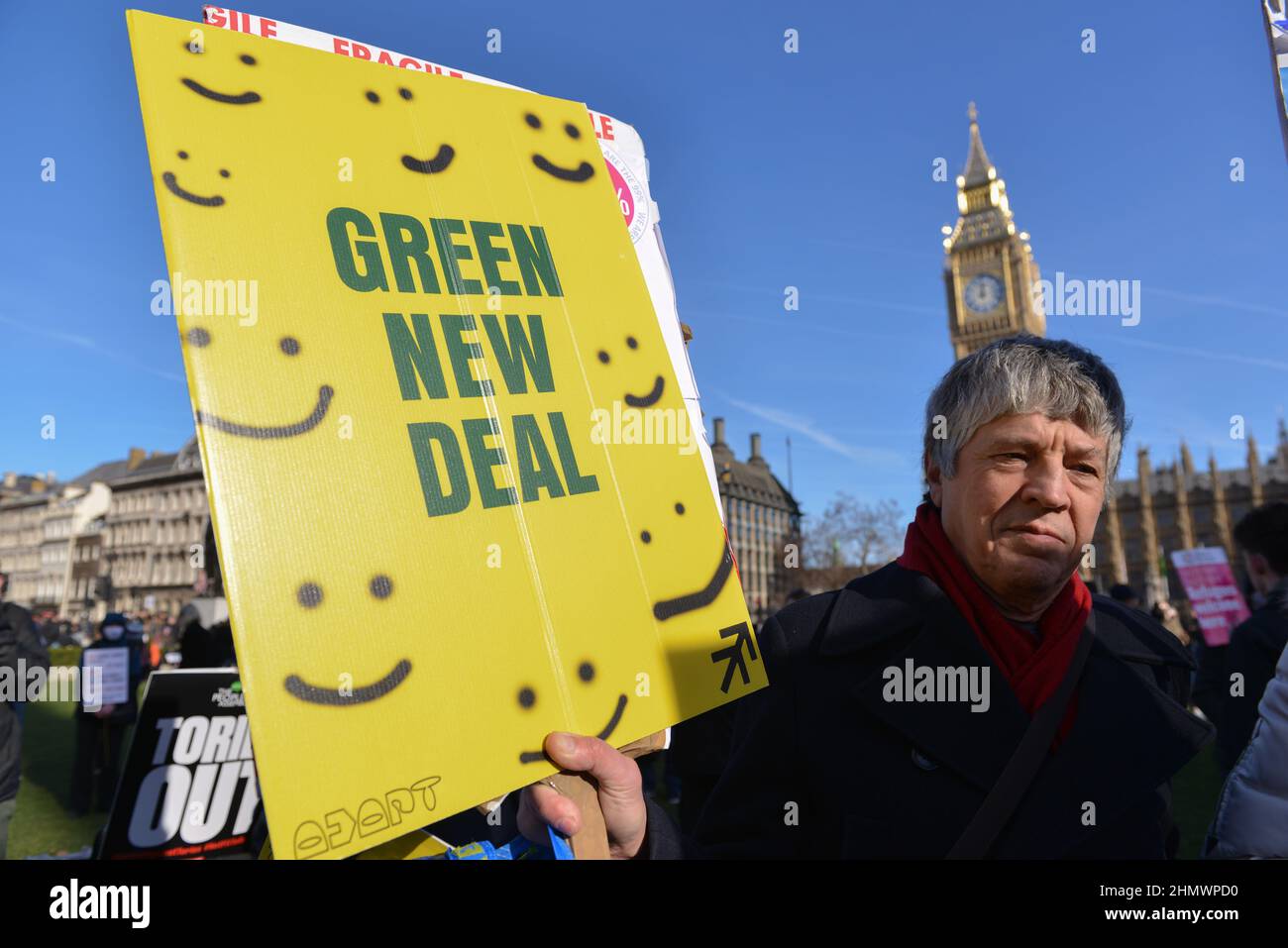 London, England, Großbritannien. 12th. Februar 2022. Regierungsfeindliche Demonstranten versammelten sich auf dem Parliament Square, um sich gegen den erwarteten Anstieg der Energiekosten und die steigenden Lebenshaltungskosten zu wehren, da berichtet wurde, dass die jährlichen Energiekosten für einen durchschnittlichen Haushalt steigen könnten. (Bild: © Thomas Krych/ZUMA Press Wire) Stockfoto