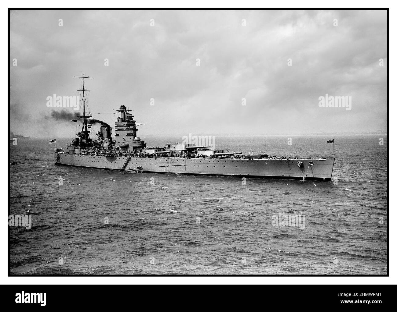 HMS Rodney WW2 war eines von zwei Schlachtschiffen der Nelson-Klasse, die Mitte 1920s für die Royal Navy gebaut wurden. Das Schiff wurde 1928 in Dienst gestellt und verbrachte ihre Friedenslaufbahn bei der Atlantic- und Home-Flotte, die manchmal als Flaggschiff diente, als ihr Schwesterschiff, Nelson, umgebaut wurde. In den frühen Phasen des Zweiten Weltkriegs suchte sie nach deutschen Handelskriegen, nahm an der Norwegischen Kampagne Teil und begleitete Konvois im Atlantik. HMS Rodney spielte eine wichtige Rolle beim Untergang des deutschen Schlachtschiffs Bismarck Mitte 1941. Stockfoto