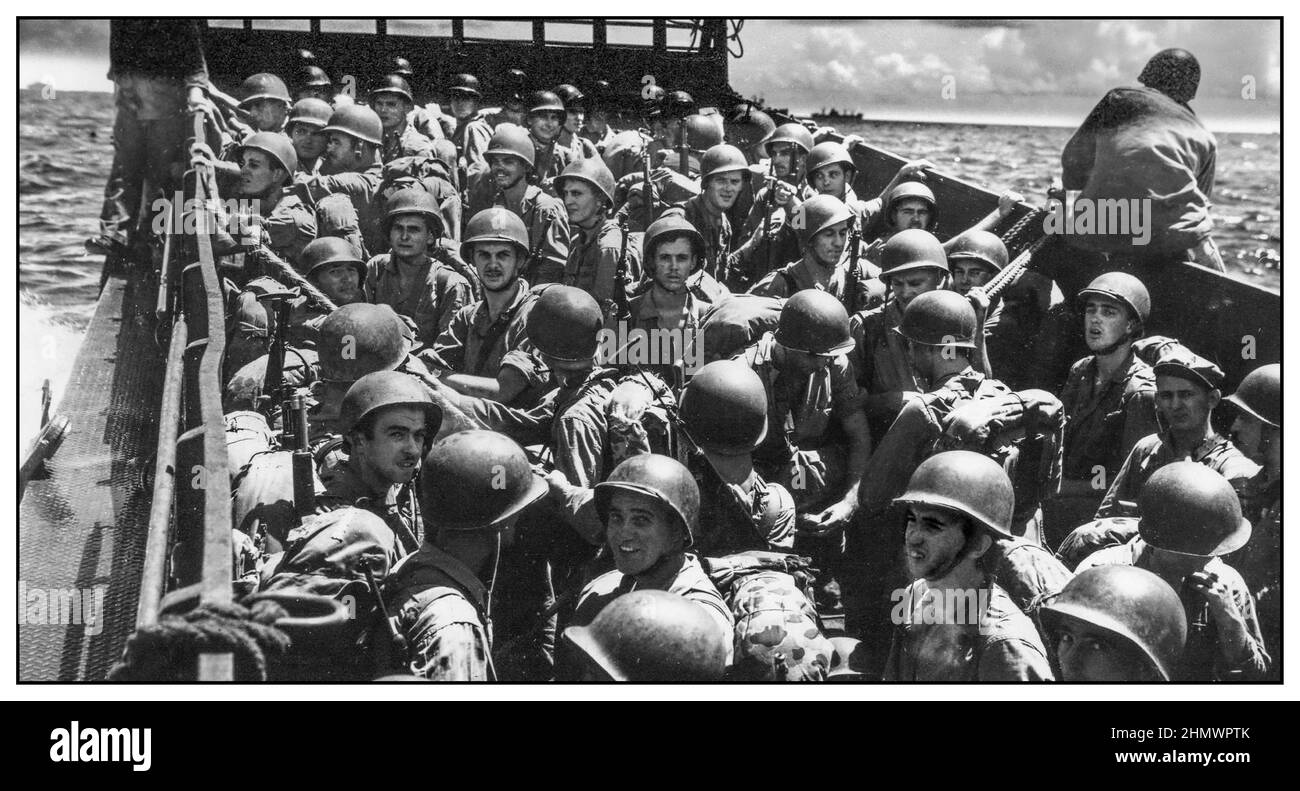 1940s GUAM WW2 Landing Craft segelt nach Guam, vollgepackt mit amerikanischen GI-Soldaten, die Helme an Bord tragen Schlacht von Guam, Juli - August 1944 die Schlacht von Guam war die amerikanische Reerobern der von Japan gehaltenen Insel Guam, Ein US-Territorium auf den Marianen-Inseln, das von den Japanern aus den USA in der ersten Schlacht von Guam 1941 während der Pazifikkampagne des Zweiten Weltkriegs erobert wurde Die Schlacht war ein kritischer Bestandteil der Operation Forager. Stockfoto