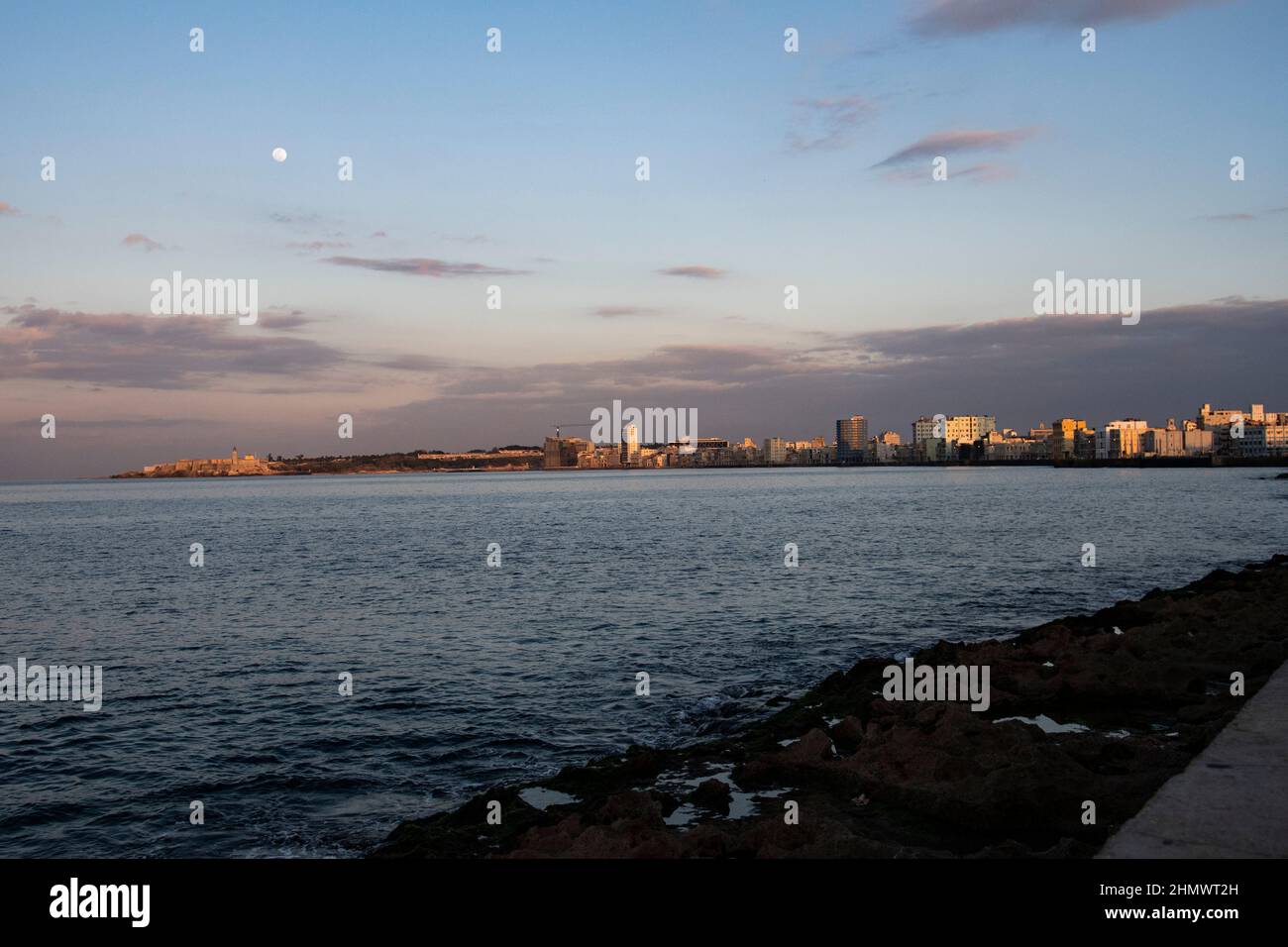 Super Blood Wolf Moon in der Abenddämmerung an der Küste von Malecon in Havanna, Kuba. Stockfoto