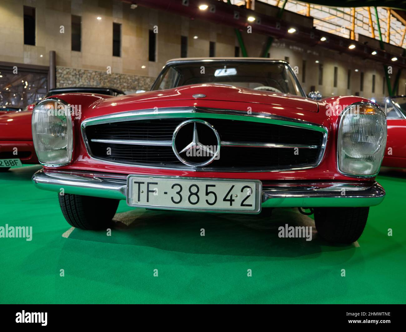 1966 Mercedes SL Cabrio. Retro Malaga 2022, Spanien. Stockfoto