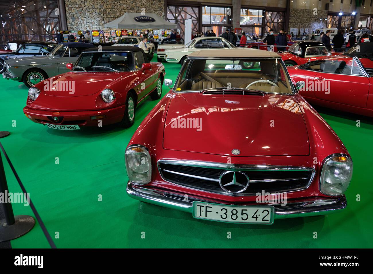 Mercedes SL und Alfa Romeo Spider. Retro Malaga 2022, Malaga, Spanien. Stockfoto