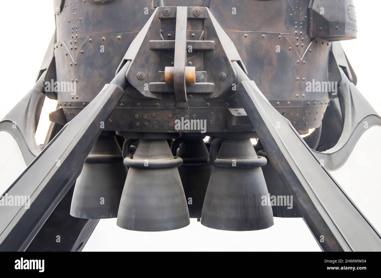 Erste Stufe einer Weltraumrakete auf dem Startstand. Nahaufnahme der Auspuffrohre des Trägerrades Stockfoto