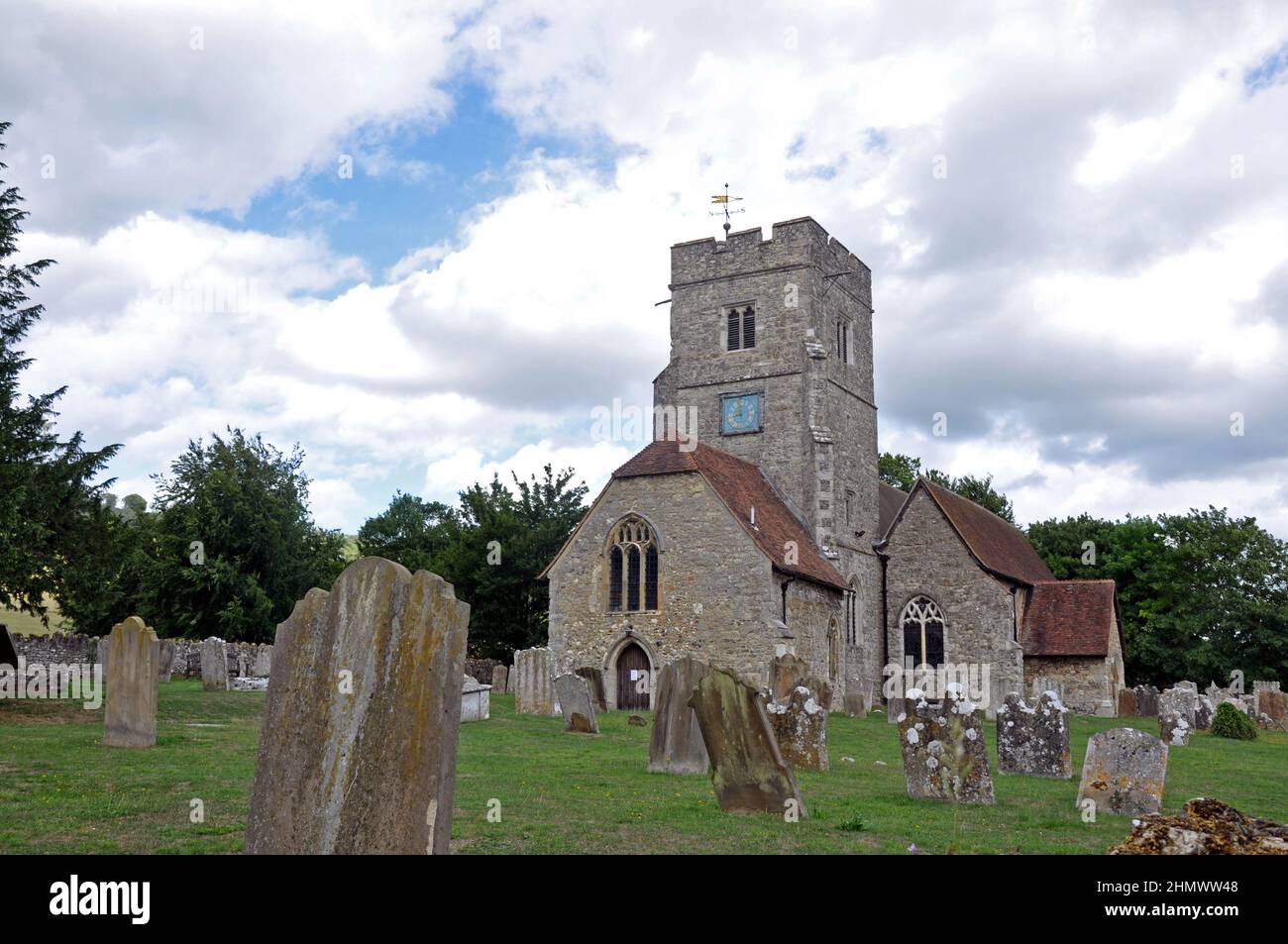 St Mary's and All Saints Church, Boxley, Kent, Großbritannien. Wunderschöne alte englische Kirche mit blauem Himmel und Wolken dahinter Stockfoto