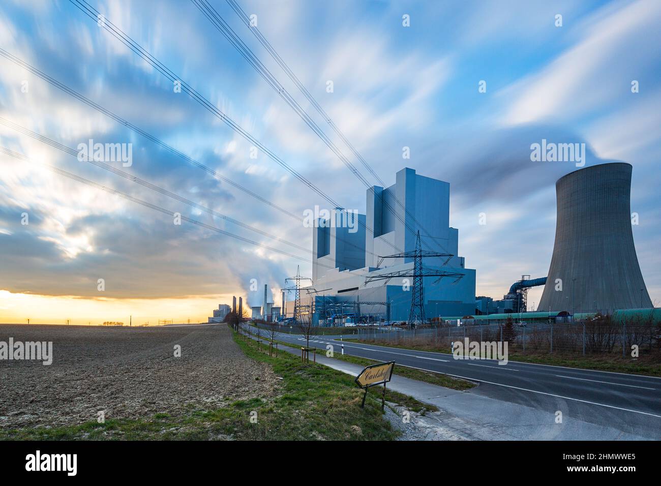 Kraftwerksverschmutzung an einem wolkigen Sonnenuntergangshimmel Stockfoto
